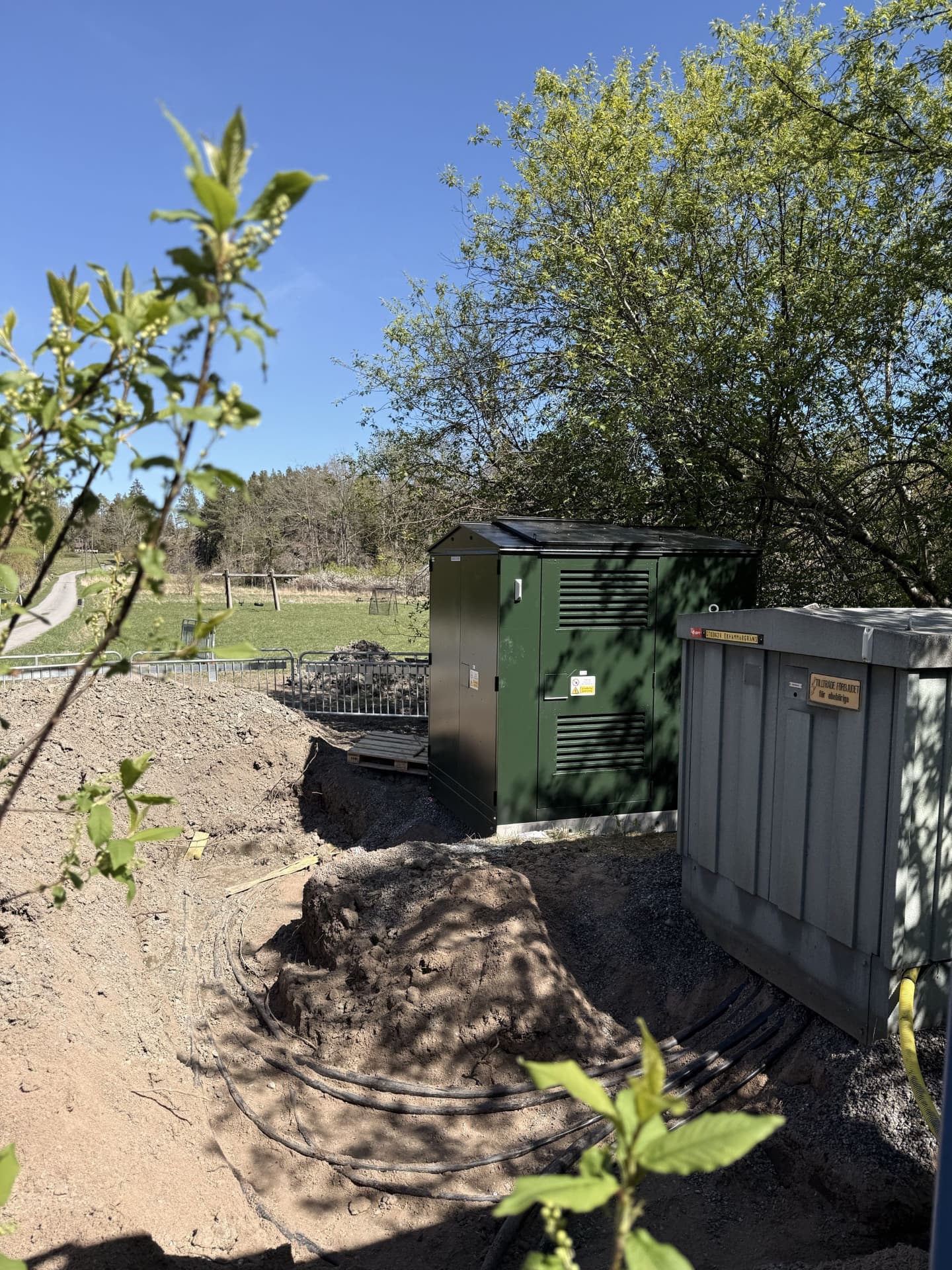 Nätstation med inkommande kablar i schakt