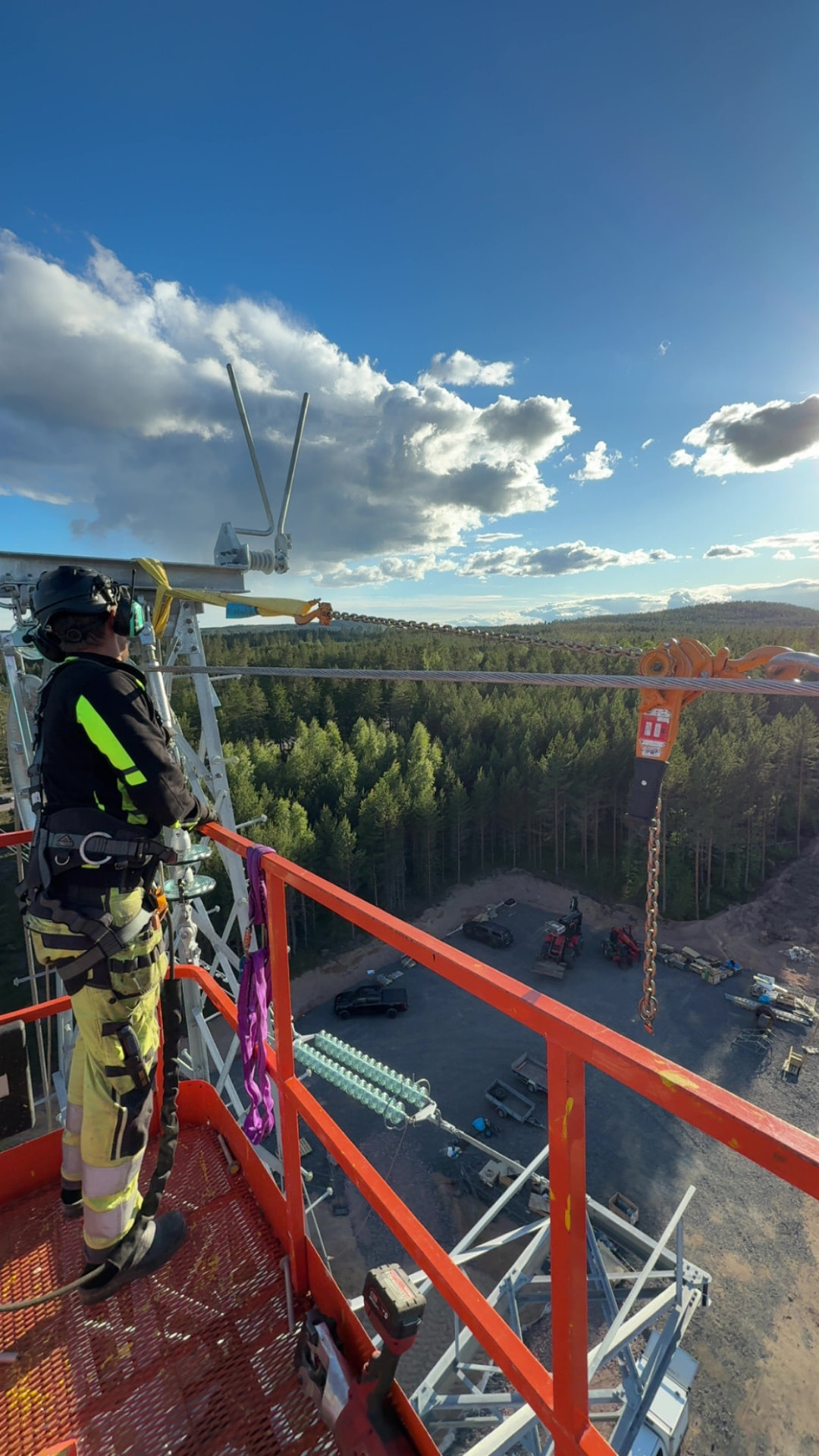 Montör i skylift högt uppe vid stolpmontage