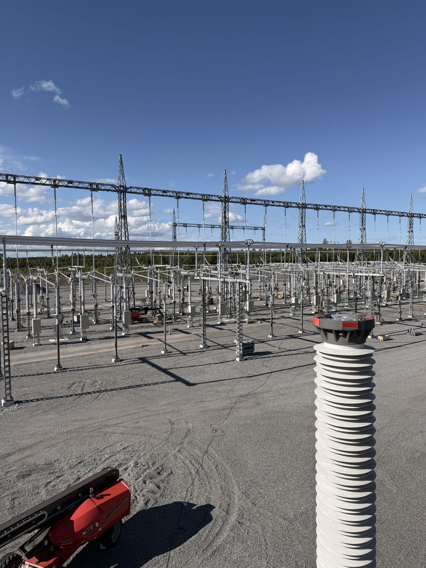 Högspänningsanläggning med brytare och isolatorer på stationsområde