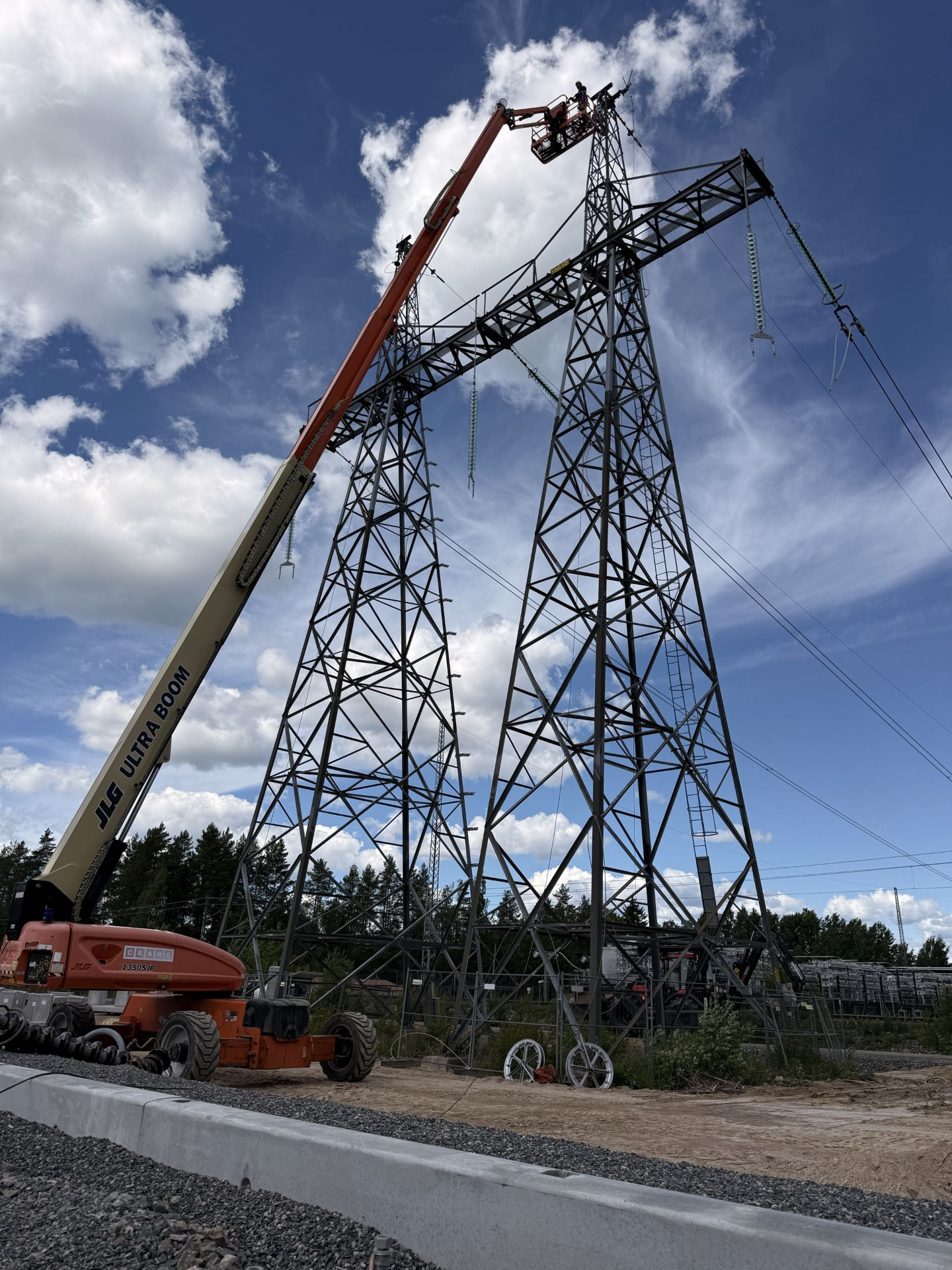 Skylift vid montage i kraftledningsstolpe