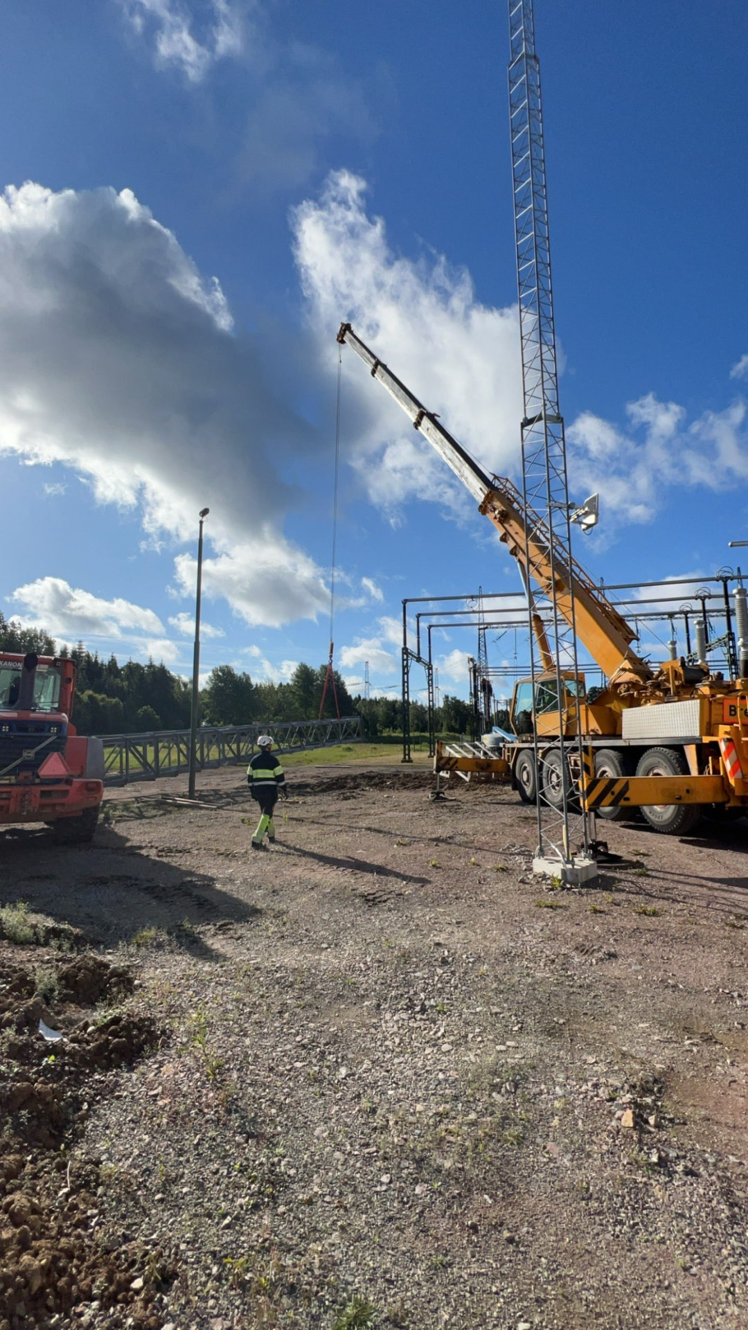 Mobilkran vid lyft av stålkonstruktion på stationsområde