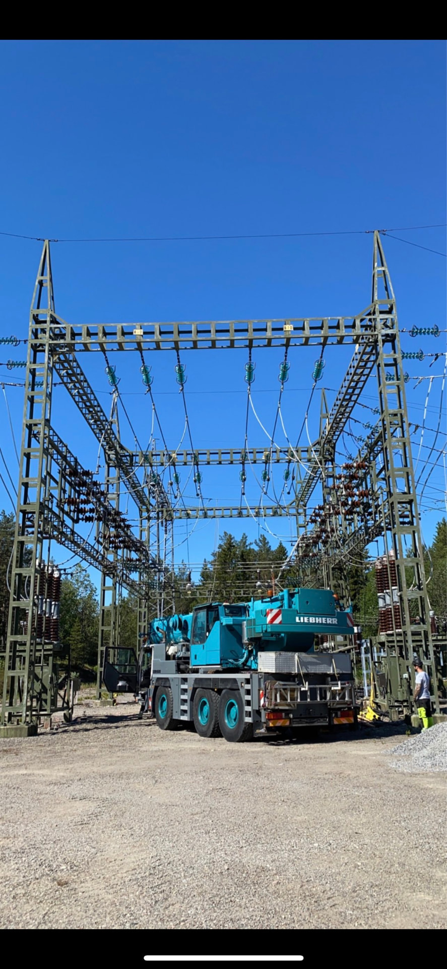 Mobilkran uppställd i ställverk vid montagearbete