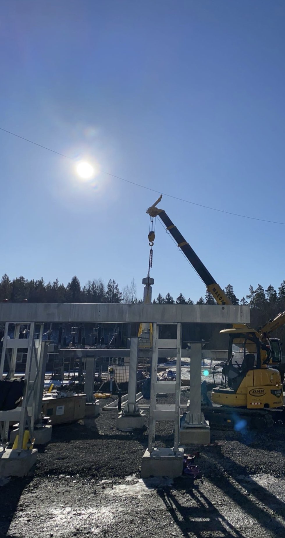 Kran som lyfter betongbalk vid byggnation av ställverk